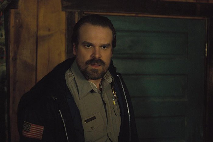 David Harbour interpreta o Xerife Hopper na série
