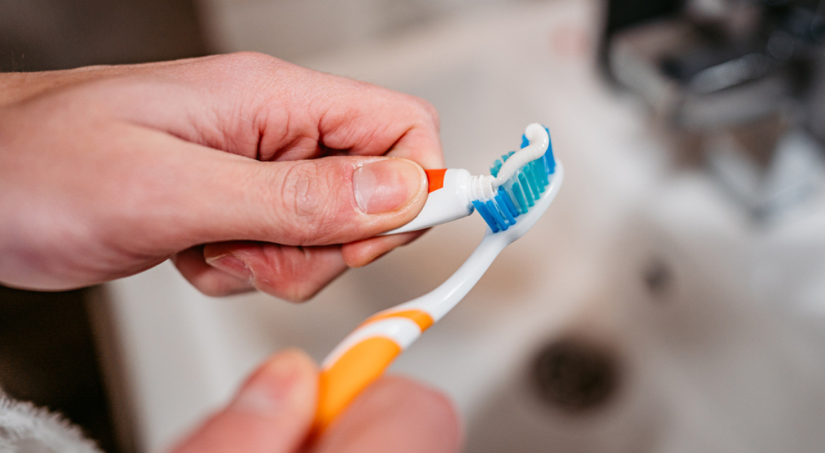 Cuidado ao realizar a higienização dos dentes – iStock/urbazon