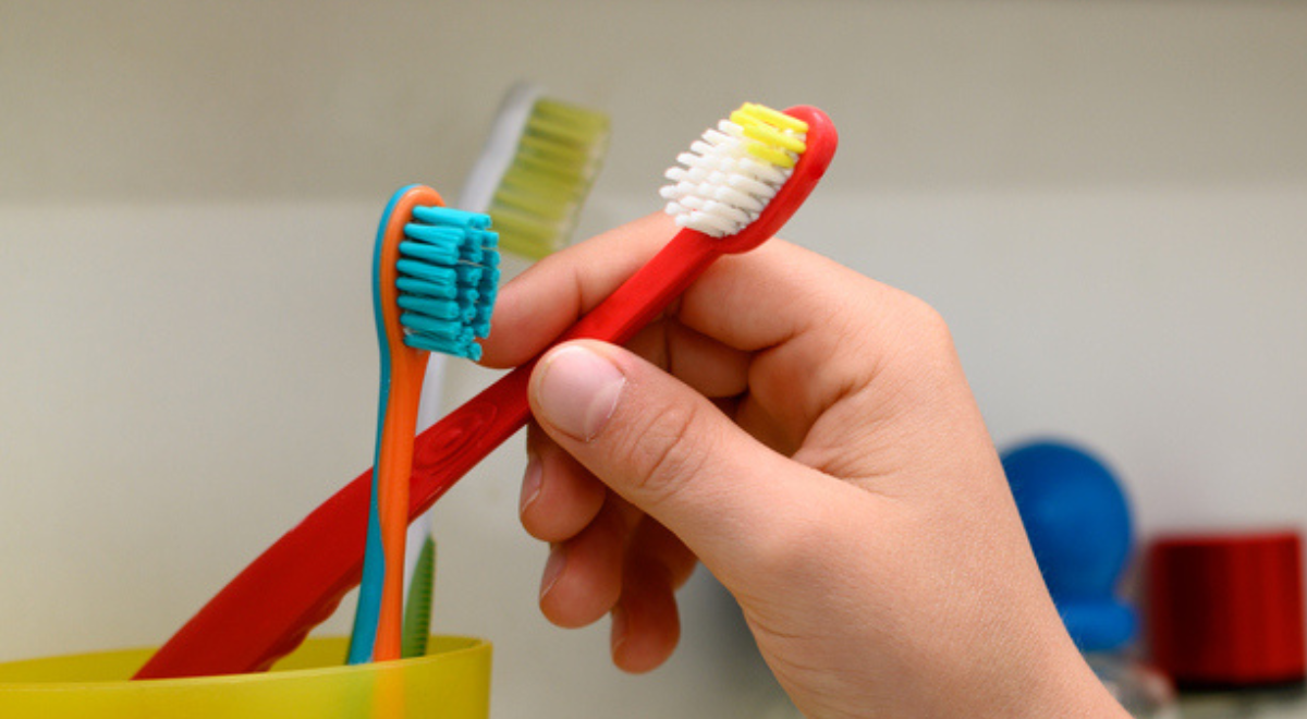 Grande parte das escovas de dentes podem prejudicar a saúde bucal