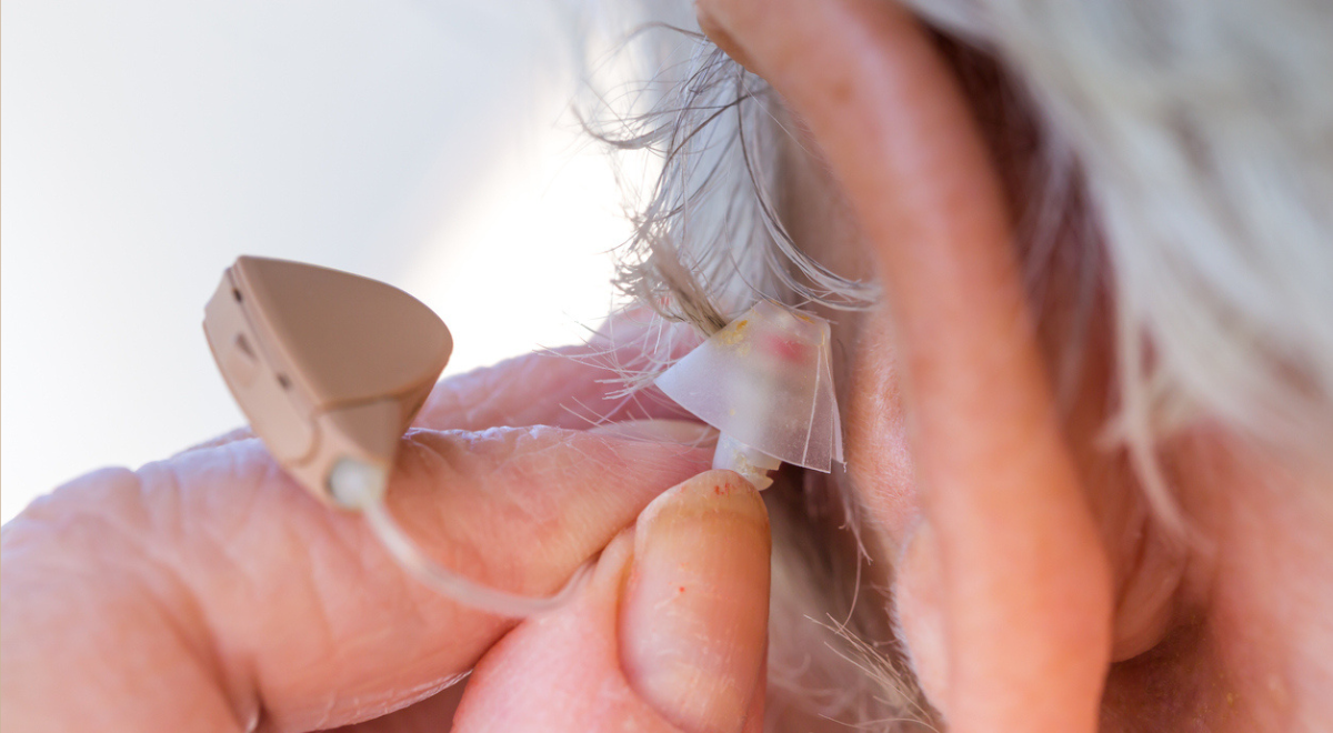 Usar aparelho auditivo pode diminuir risco de demência