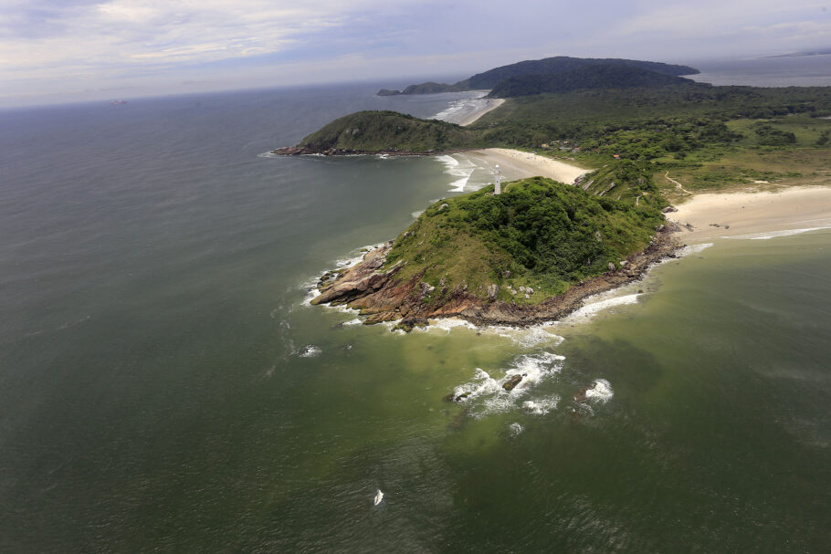 Vista do Farol das Conchas, na Ilha do Mel (PR), a primeira ilha inclusiva para autistas do Brasil