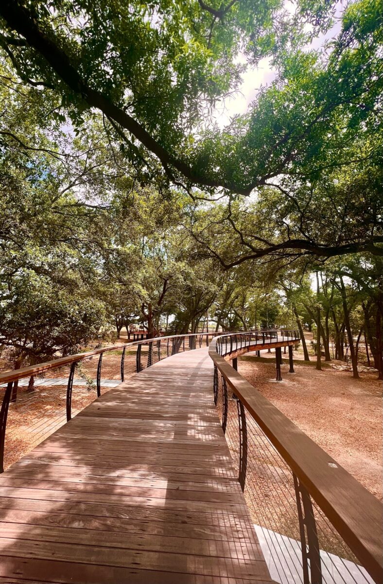 Trilha elevada propõe caminhada entre as copas das árvores, no novo Bonnet Springs Park, na Flórida Central
