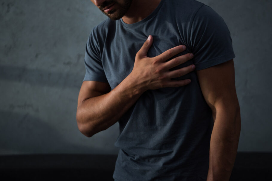 Tanto o ataque cardíaco, como a angina provocam dor no peito