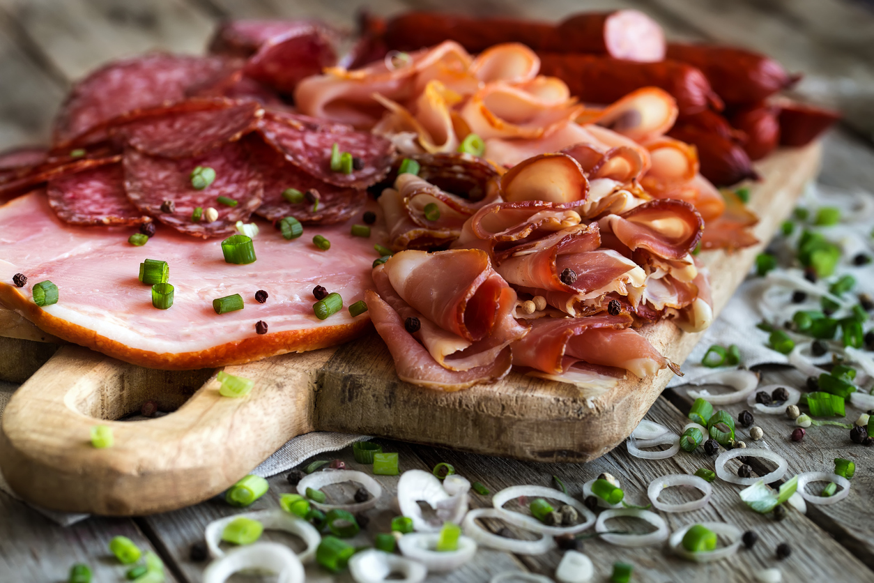 Presunto, salsicha, carne seca, bacon também são exemplos de carnes processadas