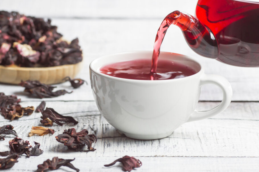 O chá de hibisco é uma das opções de chás saudáveis e saborosos para incluir na rotina
