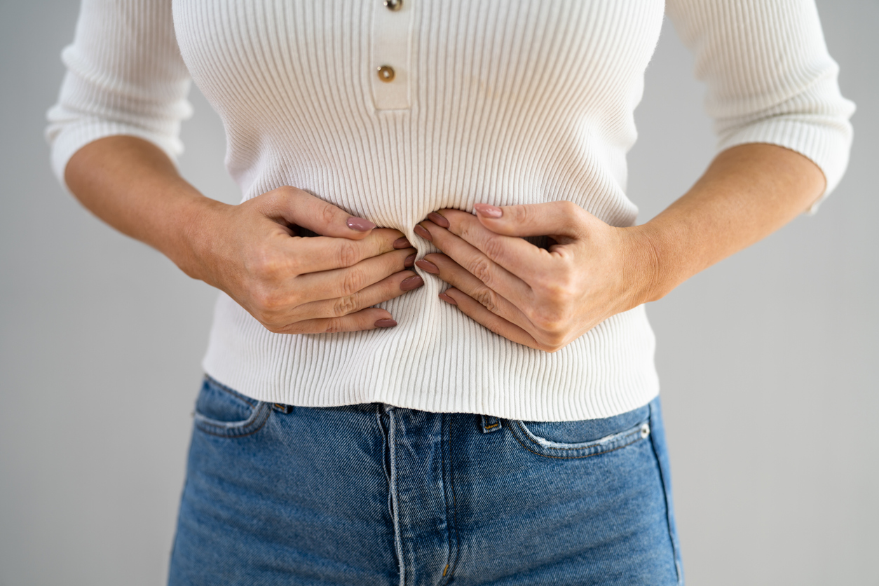 Os sintomas mais comuns da úlcera gástrica são dores abdominais descritas como uma queimadura