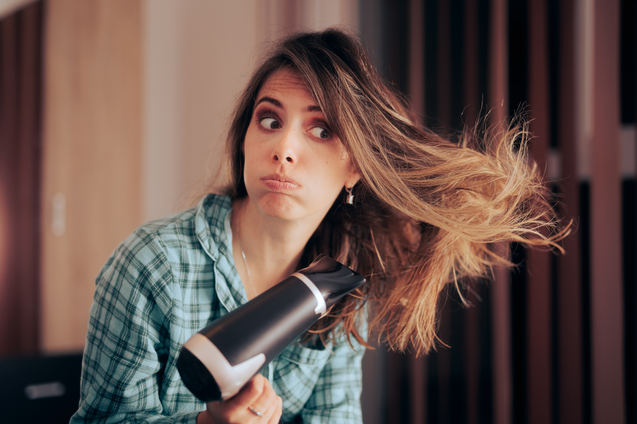 escova de cabelo. retrato de uma jovem mulher escovando cabelos