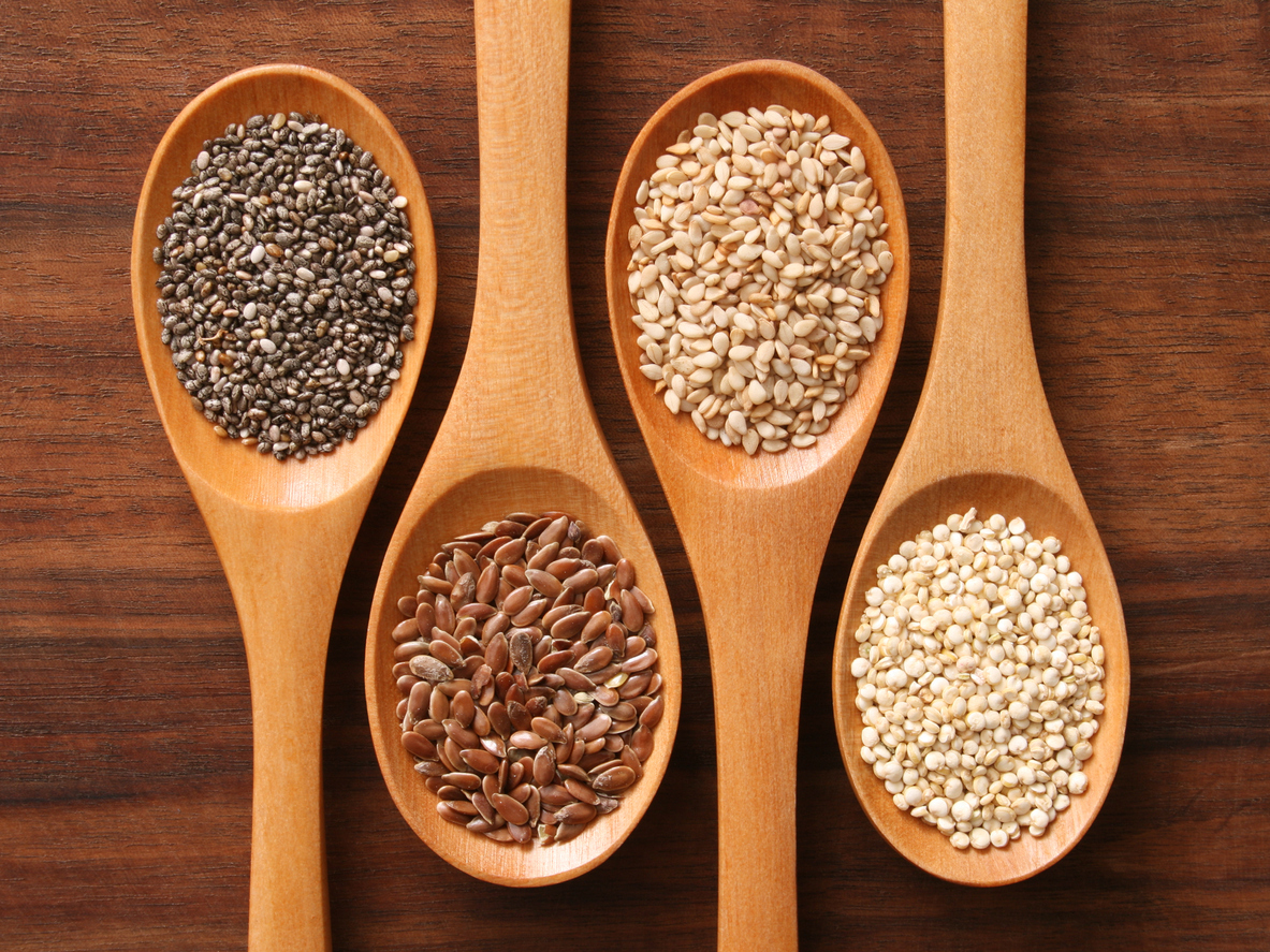 A chia (primeira à esquerda) é uma semente que ajuda a prevenir câncer e matar a fome