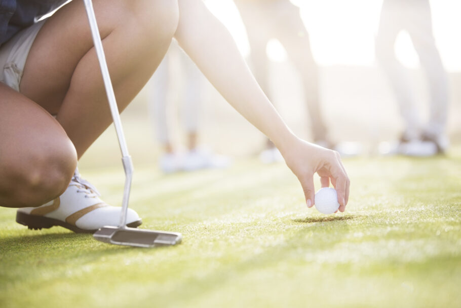 Testículo de adolescente se desloca após ele se agachar em partida de golfe