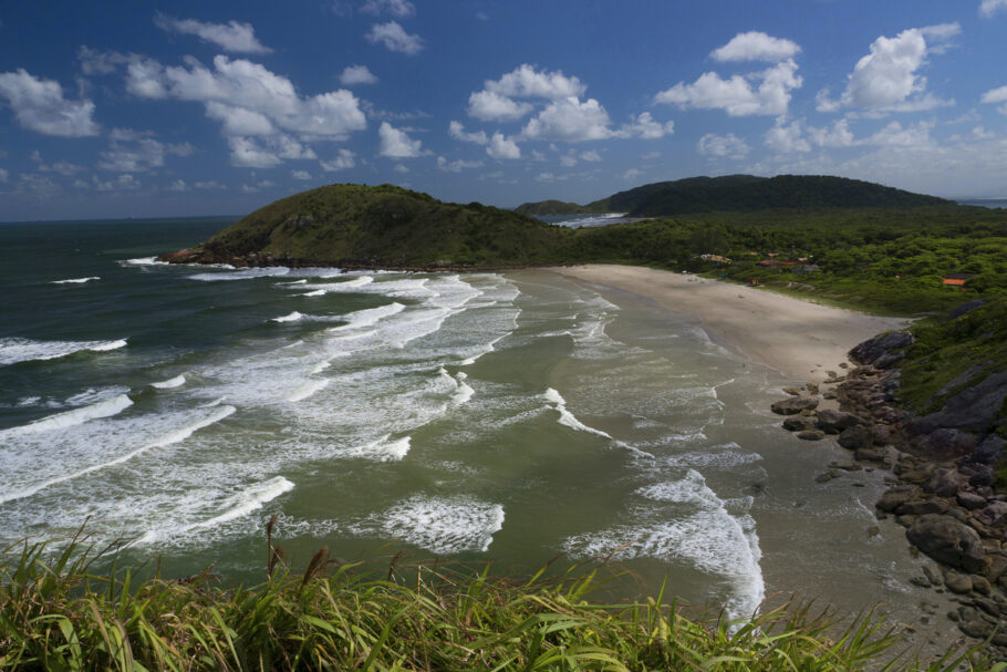 Praia na Ilha do Mel, em Paranaguá, no litoral paranaense
