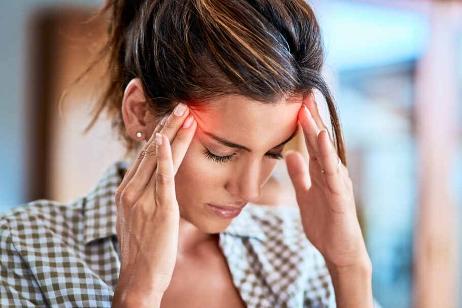 Entenda se a dor de cabeça é sinal de pressão alta
