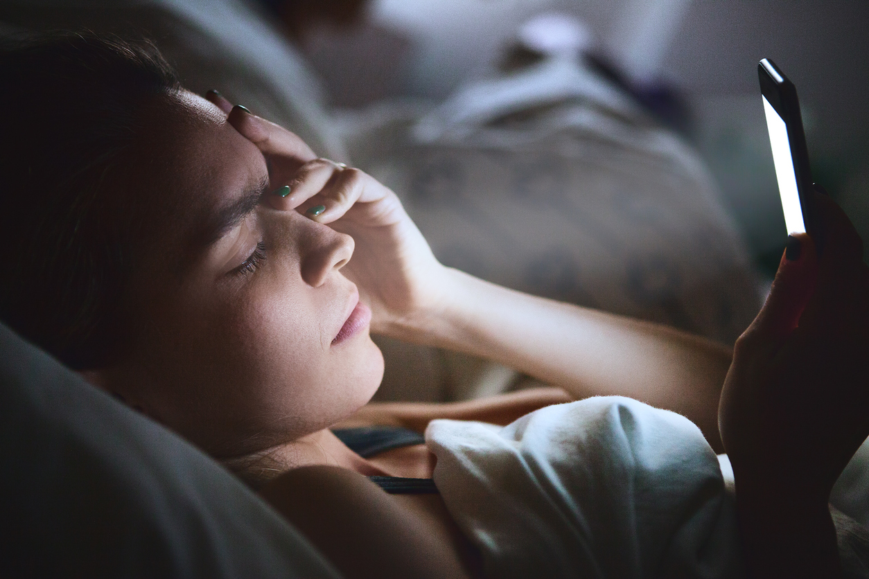 Dormir com o celular pode causar doenças