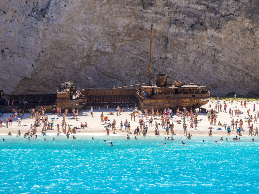 Turistas lotam Navagio Beach, na ilha de Zakynthos, na Grécia
