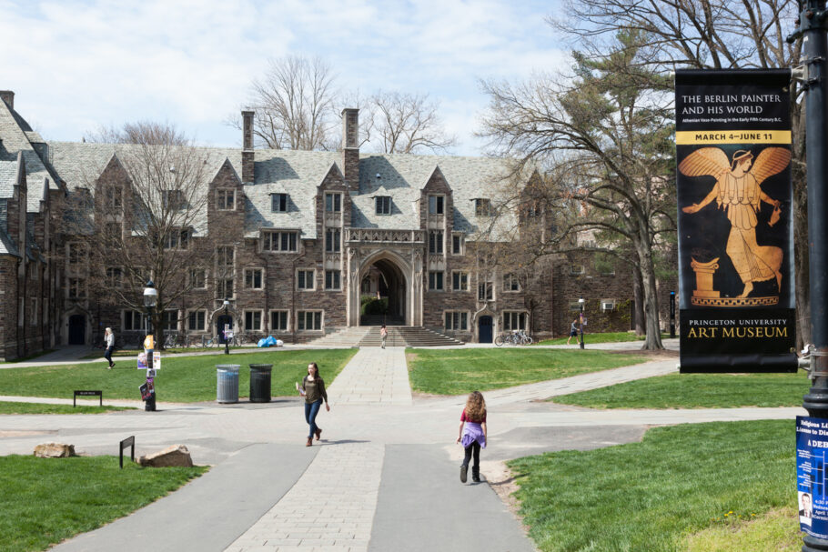 A Princeton é uma das universidades dos EUA em que é possível estudar de graça ou pagando bem pouco