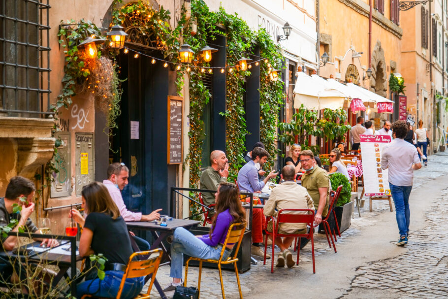 Bares e restaurantes na região de Trastevere, uma das mais famosas de Roma
