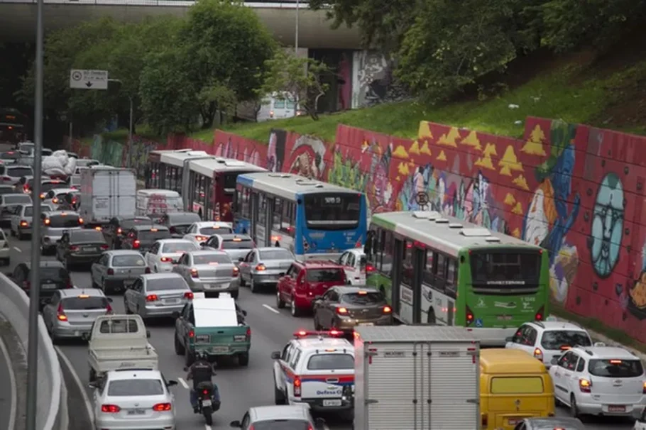 Trânsito na Avenida 23 de Maio, em São Paulo; Brasil é o 2º pior país do mundo para dirigir
