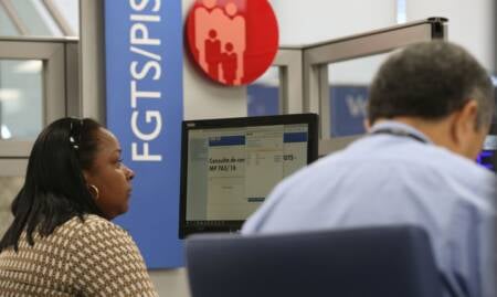 Essa modalidade, alternativa ao saque-rescisão, permite a retirada anual de uma parte do saldo das contas vinculadas ao FGTS; confira se você tem direito