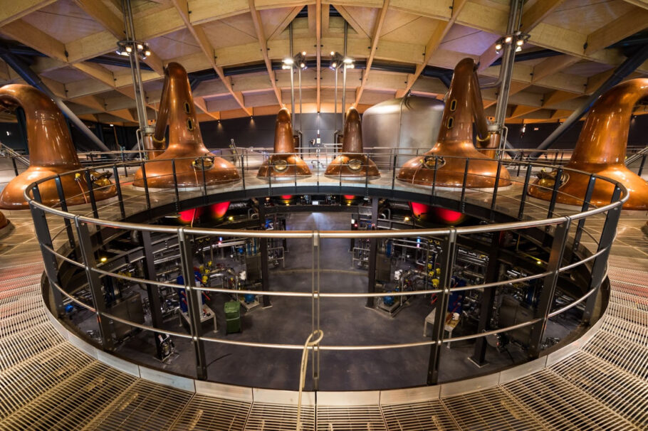 As salas de produção do whiskys single malt abrigam equipamentos