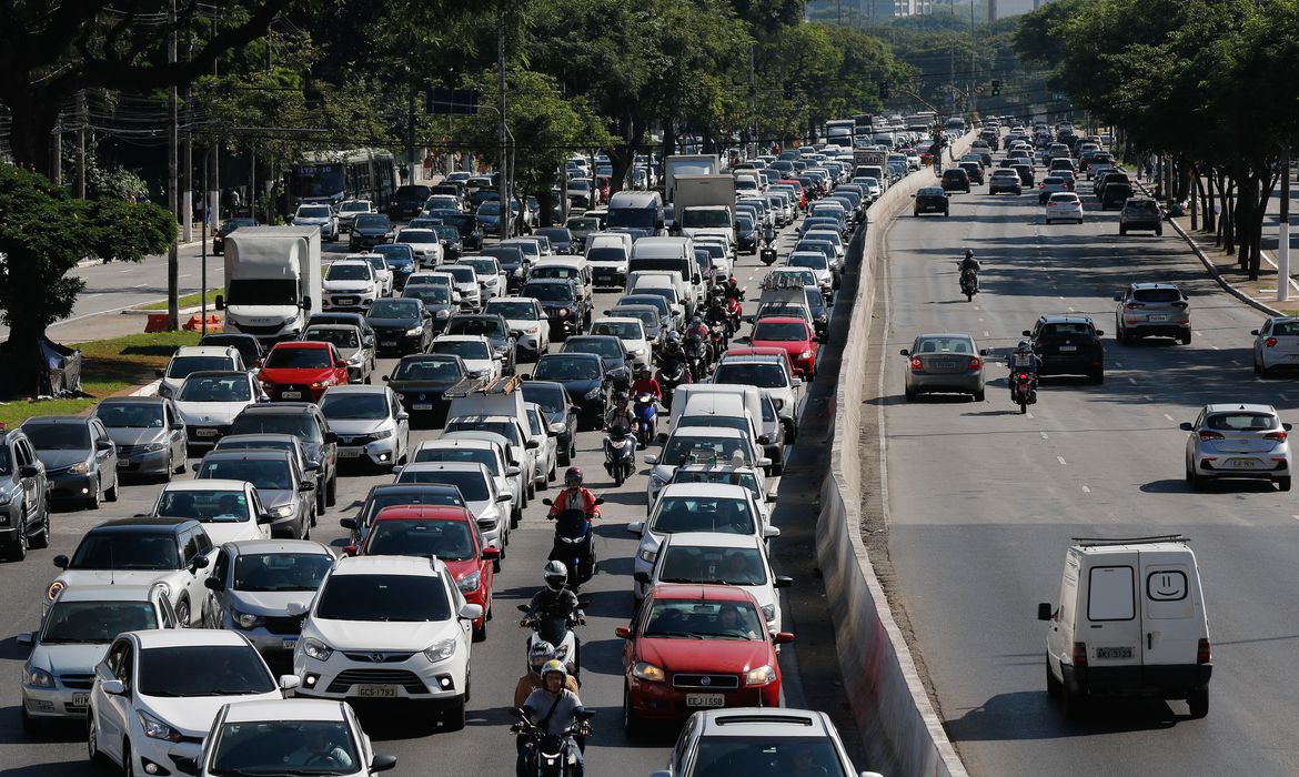 Trânsito intenso na Avenida Tiradentes, na região da Luz