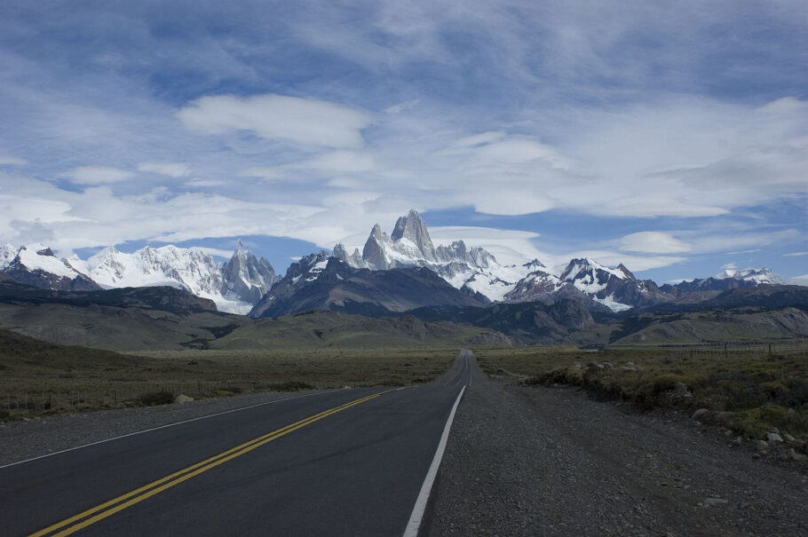 Rota 40, com o Monte Fitz Roy ao fundo; rodovia corta a Argentina de norte a sul