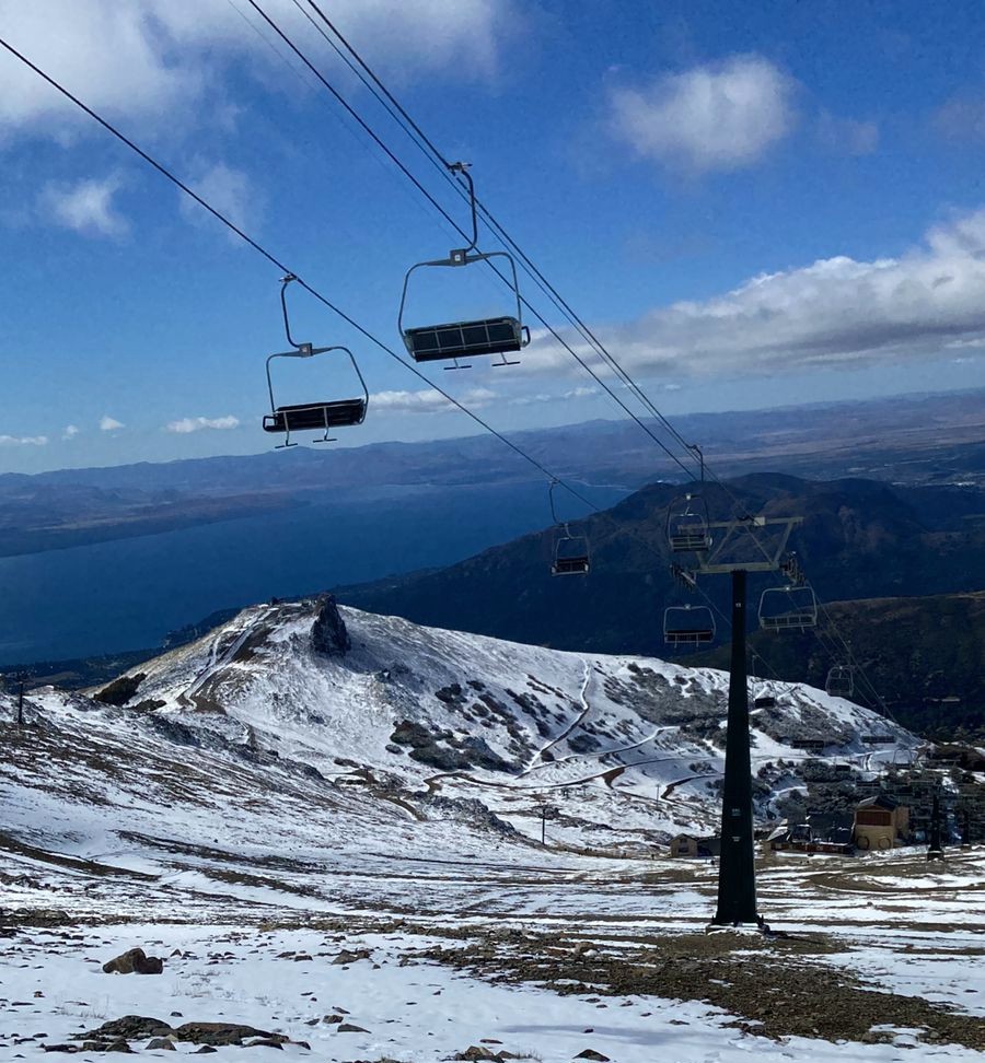 Cerro Cadetral, o mais badalado de Bariloche, registrou a primeira nevada do ano no final de março