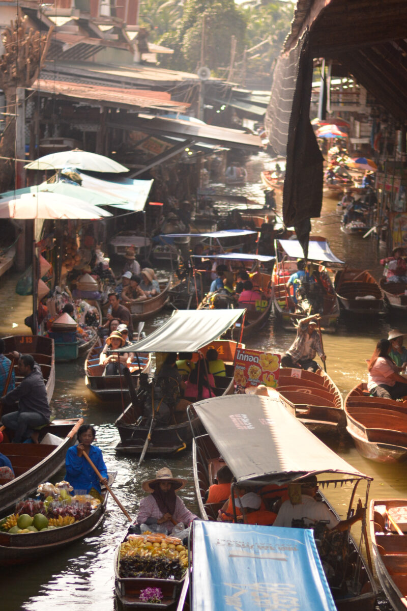 O clássico mercado flutuante da Tailândia