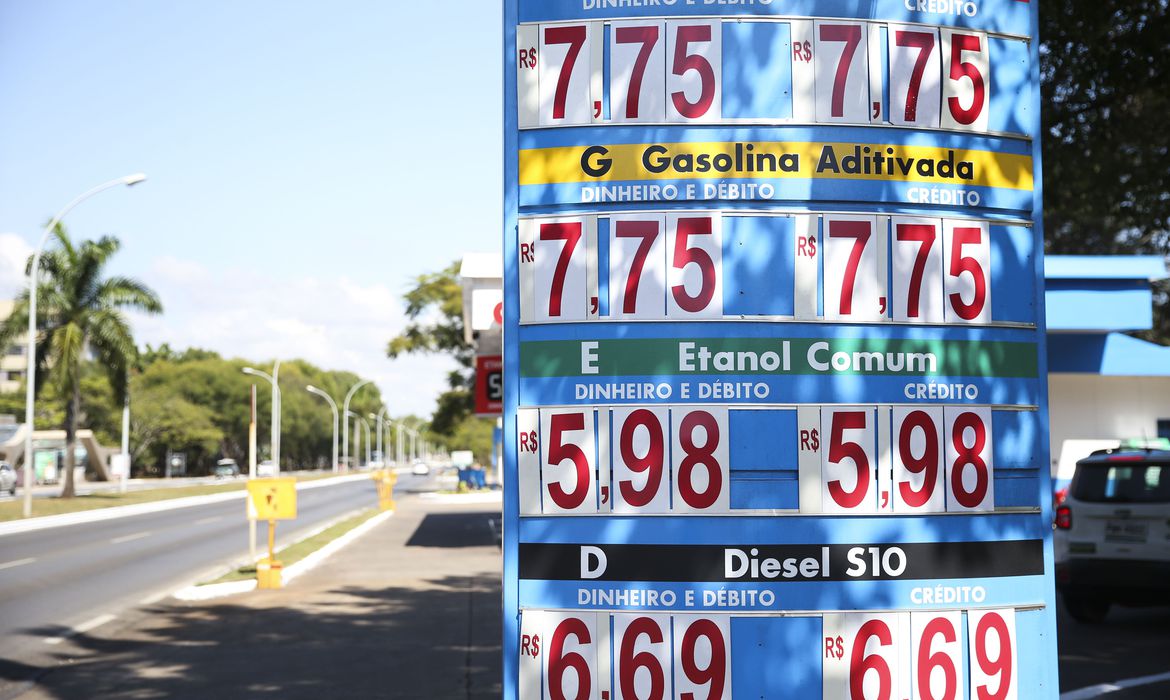 Entenda por que mudança da política de preços deixa gasolina mais barata