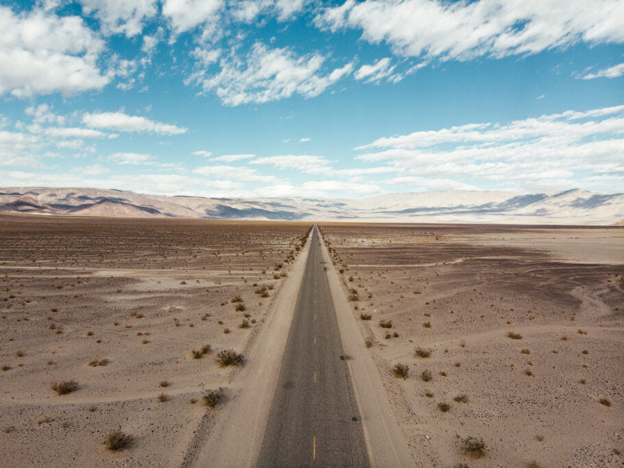 Estrada que corta o Vale da Morte, na Califórnia