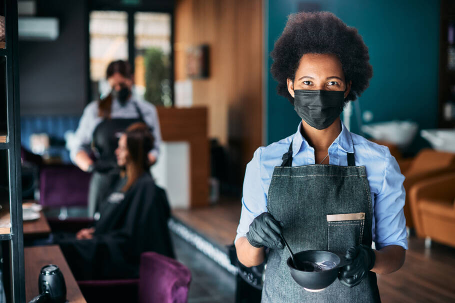 Objetivo da Escola de Beleza é capacitar e empoderar mulheres em situação de vulnerabilidade social por meio da formação profissional como cabeleireira, manicure e barbeira