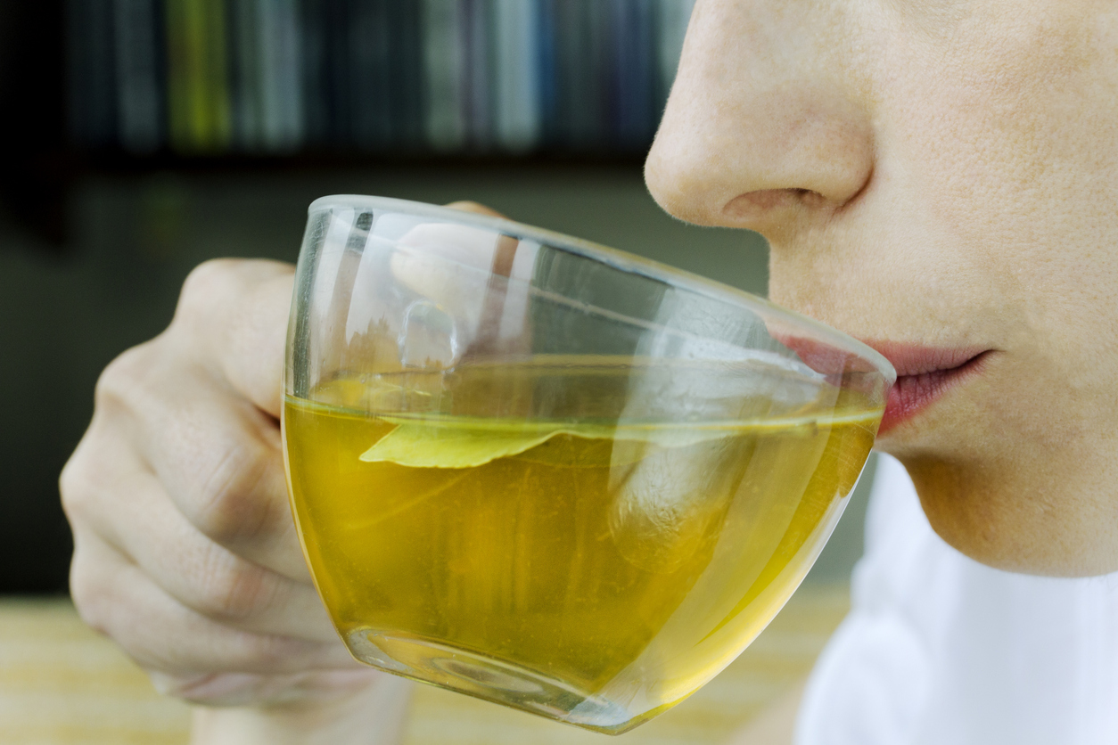 O chá verde contém catequinas, produtos químicos naturais à base de plantas conhecidos por seus benefícios à saúde