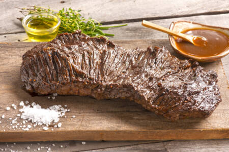 Experimente esta deliciosa fraldinha assada com manteiga e alho