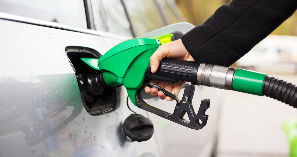 Preço da gasolina cai em alguns estados, enquanto em outros dispara