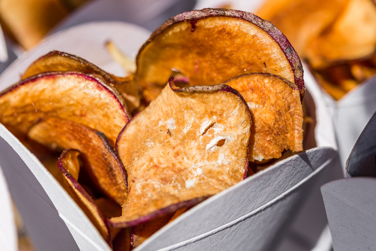 Delicie-se com esses chips assados de batata-doce fácil de fazer