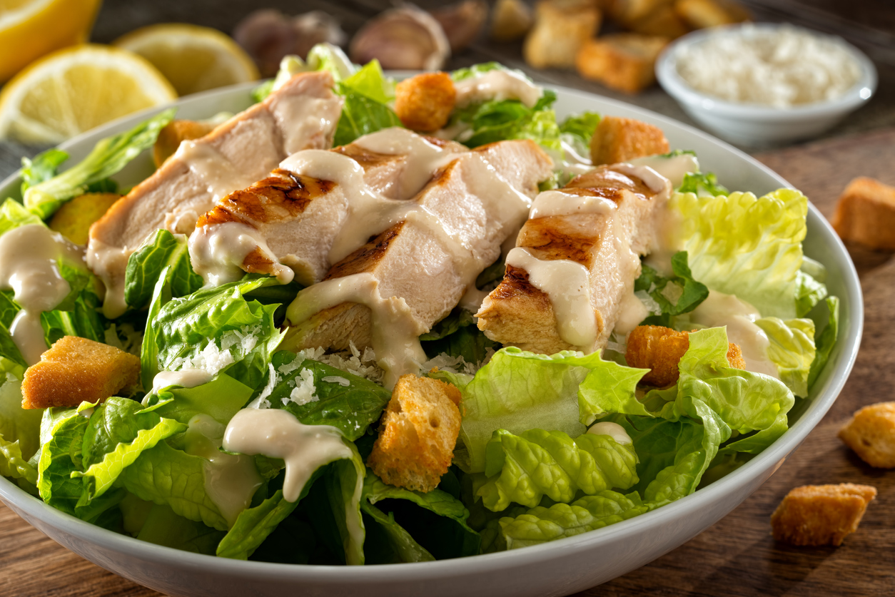 Esta é a melhor e mais tradicional receita de salada Caesar que encontramos