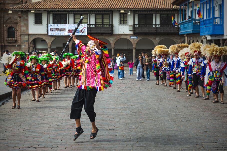 Festa acontece na Plaza de Armas, em Cusco, no Peru