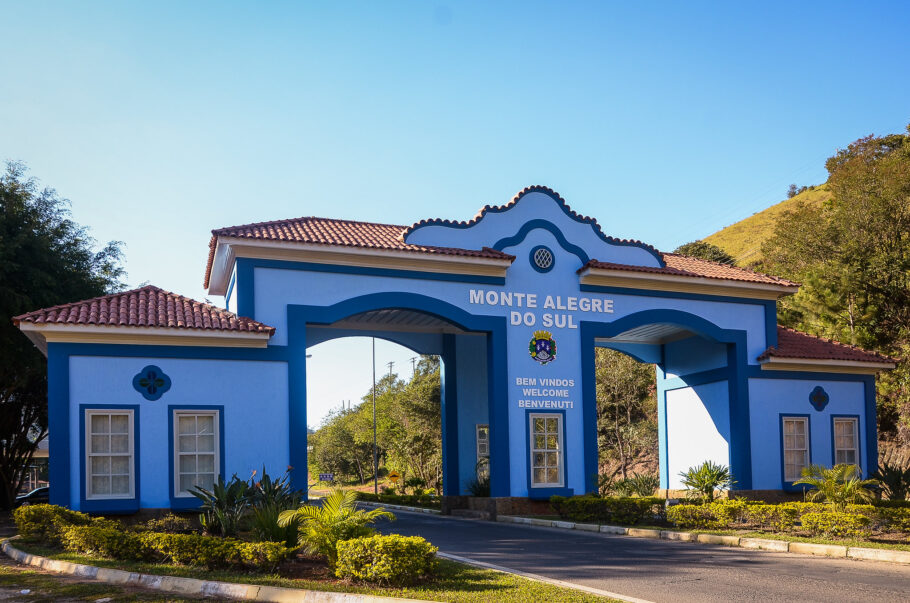 Pórtico de entrada da estância hidromineral de Monte Alegre do Sul