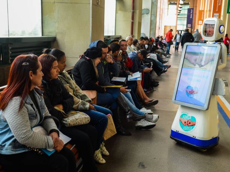 São Paulo - Campanha Força Amiga disponibiliza robôs interativos que compartilham mensagens de conscientização sobre o câncer de colo do útero em unidades do Poupatempo (Rovena Rosa/Agência Brasil)