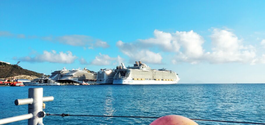 Navios de cruzeiros atracados no porto de Philipsburg, em St. Maarten