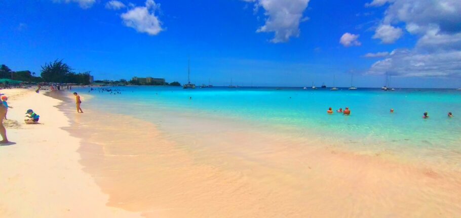 Praia em Bridgetown, em Barbados, uma das paradas do cruzeiro da MSC pelo Caribe Sul e Antilhas