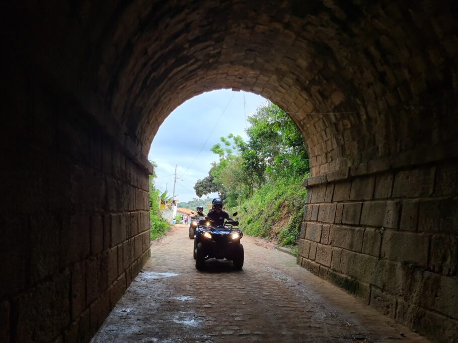 Passeio de quadriciclo no Túnel da Viração é uma das opções de passeio em Bananeiras (PB)