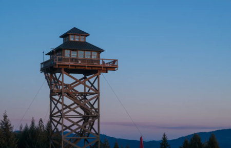 A torre de vigia é semelhante às construídas pelo Serviço Florestal dos EUA no início do século 19