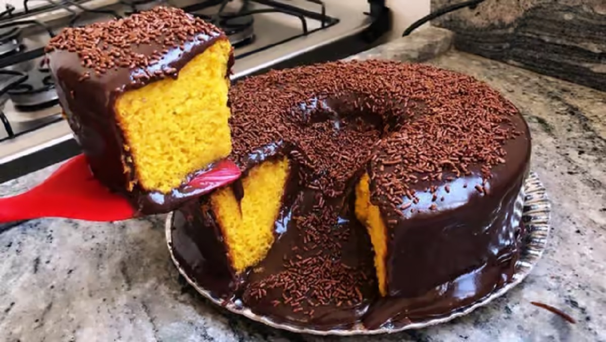 Experimente este bolo vulcão de cenoura com chocolate