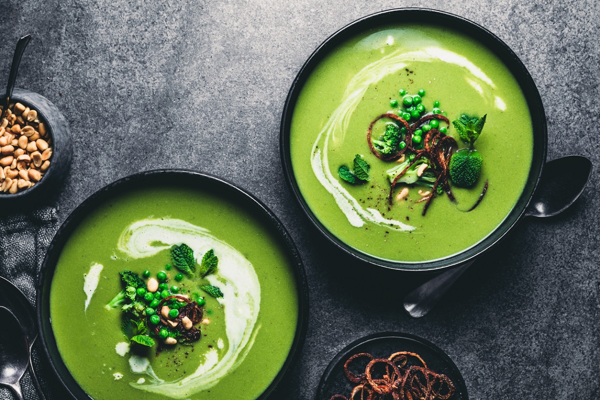 Surpreenda-se com este delicioso caldo de legumes verdes