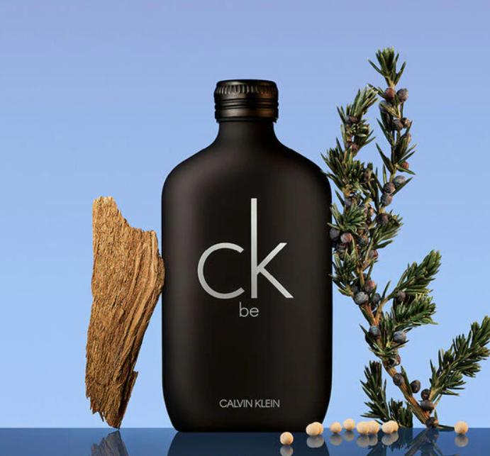 CK Be é uma fragrância para todos os gêneros e estilos e está custando na promoção da Sephora a partir de R$ 197,40 no frasco de 50ml