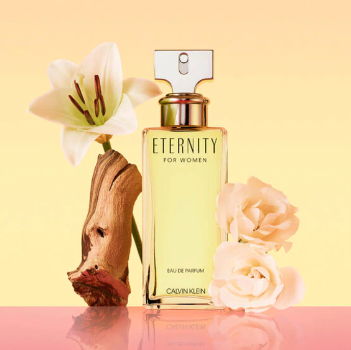 O perfume Eternity Feminino Eau de Parfum é uma fragrância feminina clássica para mulheres contemporâneas e que está com o valor promocional a partir de R$ 230,06