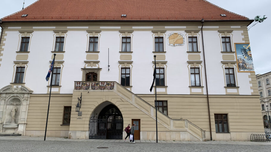 A fachada da Câmara Municipal de Olomuc, na República Tcheca