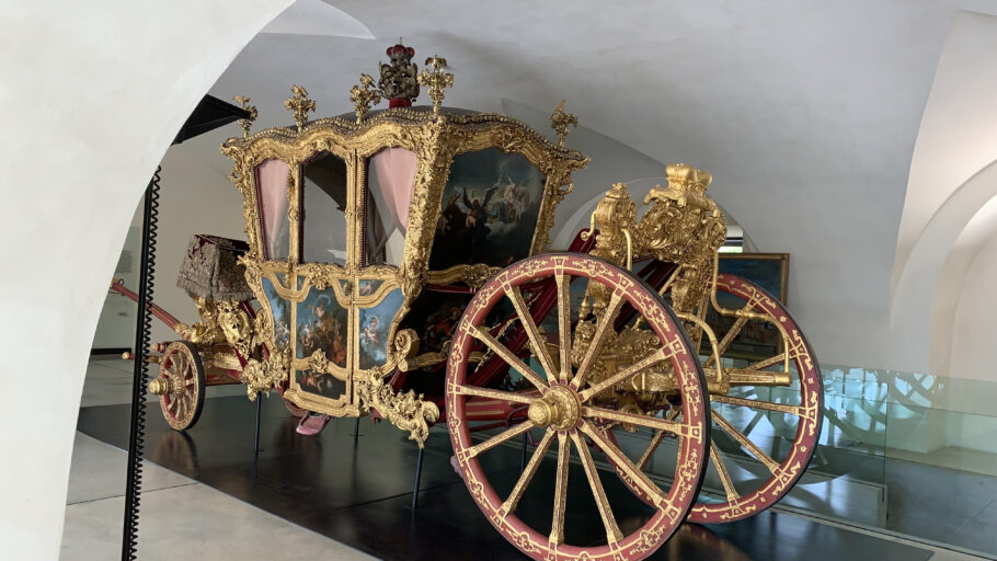 Carruagem decorada com ouro exposta no Museu Arquidiocesano