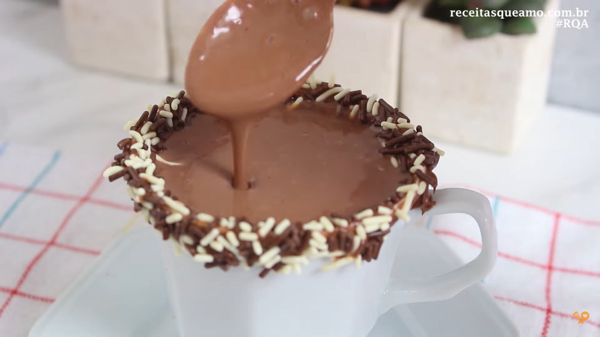 Experimente fazer este chocolate quente de brigadeiro