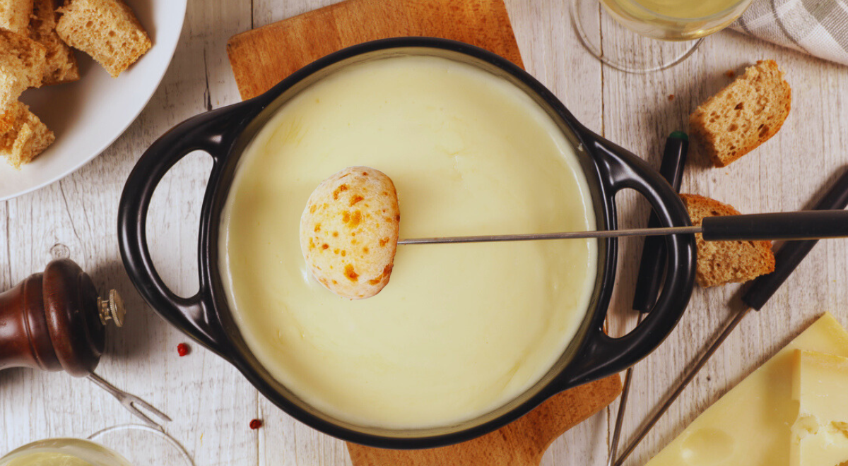 Aprenda a fazer um fondue de pão de queijo
