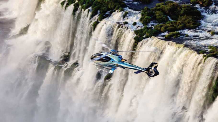 Voo de helicóptero é uma das opções de passeio para contemplar as Cataratas do Iguaçu do alto